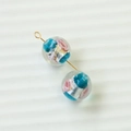Detail von floralen Glasperlen mit himmelblauen und rosa Blütenblättern und Silberfolie - Himmelblau mit Rosa Herz Blumen-Lampwork-Perle (98#6)