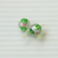 Makroaufnahme handgefertigter Glasperlen mit Blumenmuster für DIY Schmuckzubehör - Grüne und Weiße Rosen-Lampwork-Perle (103#11)