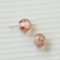 Makroaufnahme von handgefertigten Blumen-Glasperlen mit Goldfolie für Schmuckprojekte - Hellpfirsichrosa Rosen-Lampwork-Perle (94#2)