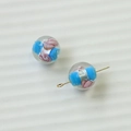 Detailansicht von DIY Glasperlen mit blau-rosa Blumenmuster auf goldenen Nadeln - Blau und Rosa Zweifarbige Spiral-Lampwork-Perle (96#4)