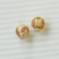 Detailansicht handgefertigter Glasperlen mit rosa Rosenblättern im Inneren der Perle - Rosa und Weiße Blütenblatt-Lampwork-Perle (99#7)