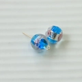 Detail von blauen Glasperlen für Ohrringe mit Silberfolie und buntem Blumenmuster - Erfrischende Blaue Lampwork-Perle (97#5)