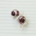 Detail von handgefertigten Glasperlen mit lila Wirbeln und goldenen Schmucknadeln - Violette Treibsand-Lampwork-Perle (104#12)