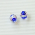 Makroaufnahme von handgefertigten Glasperlen mit rosa Rosen und goldenem Metallstift - Blauer Kern Rosen Silberfolien-Lampwork-Perle (105#13)