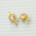 Makroaufnahme handgefertigter Glasperlen mit Blumenmuster und goldenem Metallstift-Zubehör - Japanischer Stil Rosa und Gelbe Blumen-Lampwork-Perle (100#8)