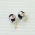 Detailansicht handgefertigter Glasperlen mit rosa Blumenmuster und goldenem Metallstift - Rosa und Schwarz Verflochtene Blumen-Lampwork-Perle (106#14)