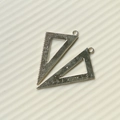 Dettaglio di ciondoli a righello triangolare in argento con scala graduata e anello superiore - Righello