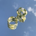 Ensemble de bagues en résine à damier vert et blanc reflétant le ciel bleu sur miroir - Vert