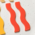 Leuchtend orangefarbene Wellen-Acrylanhänger für DIY-Schmuck und Haarschmuck - Rote Welle