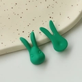 Detailansicht von grünen matten Hasen-Anhängern aus Harz für DIY Schmuck und Zubehör - Grün