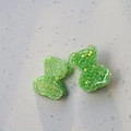 Dettaglio macro di orsetti in resina verde glitterata con trama effetto zucchero per fai da te - Verde