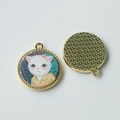 Detail eines Katzenanhängers im Vintage-Ölgemäldestil mit poliertem goldenem Metallrahmen - Kimono Katze Rund