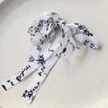 Detalle de accesorio para el pelo de cinta blanca con elegantes flores en tinta negra - Blanco