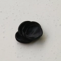 Detalle de accesorio de capullo de rosa en tela negra con capas para artesanía de bricolaje - Negro