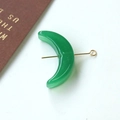 Dettaglio della perla di vetro a mezzaluna verde smeraldo con perno in metallo dorato - Foglia a Mezzaluna (30#) / 1 Pezzo / Verde
