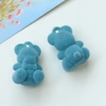 Détail macro de pendentifs ours floqués bleu ciel pour bijoux DIY et artisanat - Bleu