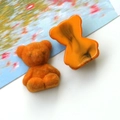 Dettaglio di ciondoli a forma di orso arancione in velluto e acrilico per gioielli fai da te - Arancione