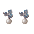 Pendientes vintage de flores con cristales azul claro y perlas blancas sobre fondo blanco - 32# Pendientes De Perlas De Flor De Tres Pétalos De Cristal Azul