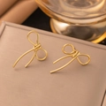Exquisite goldene Schleifen-Ohrstecker mit gewebter Textur auf einer Schmuckbox - Gold Schleifenknoten Stecker Stil (EHG358)