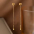 Elegante goldene Rosenohrringe aus Titanstahl mit langen Quasten und Kugelanhängern - Kamelie Ohrlinie (Gold)