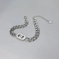 Pulsera de cadena cubana plateada con dije de letras CD caladas y marca grabada K18 - Doble D (E211) / Color acero