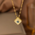 Titanium steel necklace with vintage gold window pendant and blue stone in 18K gold finish - Projection Four-leaf Clover (9088) / Gold