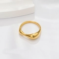 Minimalistischer welliger Ring aus 18k vergoldetem Edelstahl auf weißem Podest - US 6 / Unregelmäßiges Wellenmuster B-Stil (JZ-R042101G2)