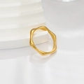 Minimalistischer Ring mit unregelmäßiger Wellentextur in 18k Gold auf weißem Podest - US 6 / Unregelmäßiges Wellenmuster A-Stil (JZ-R042101G1)