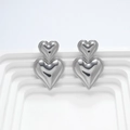 Makroaufnahme der 3D-geschichteten Herz-Ohrstecker aus Edelstahl mit Spiegelglanz - Silber-Stil (JZ-E24042204S)