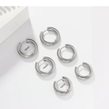 Detailansicht polierter Edelstahl-Creolen in 12mm 14mm 16mm Größen in Silberoptik - Stahlfarbe 4*14mm
