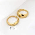 Makroaufnahme des minimalistischen 18k vergoldeten Rings mit polierter Oberfläche - US 6 / Klein