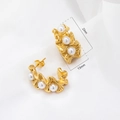 Detailaufnahme von 18K vergoldeten Lava-Ohrringen mit Perlen auf weißem Seidenstoff - Wellen-Lava-Textur Drei-Perlen-Stil (JZ-E245903G2) / 23mm x 13mm