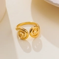 Detailansicht des spiralförmigen 18K vergoldeten Edelstahlrings auf Steinsockel - Doppelspirale Stil (JZR245234G1)