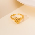 Detail eines 18K vergoldeten Edelstahlrings mit organisch texturiertem Herzmotiv - Geprägtes Herz Stil (JZR245234G4)