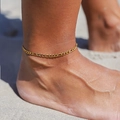 18K vergoldete Edelstahl Figaro Fußkette für Damen am sonnigen Strand getragen - Figarokette Stil (Style 04) / Gold