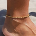 Detailaufnahme einer 18K vergoldeten Kordelkette als Fußkettchen am Knöchel am Strand - Seilkette Stil (Style 02) / Gold