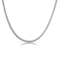 Nahaufnahme der minimalistischen Schlangenkette aus Silber mit glatter Metallstruktur - 16+2 Zoll / Silber Breite Flache Schlange