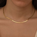 Detail einer 3mm vergoldeten Schlangenkette aus Edelstahl flach am Hals liegend - 40+5cm (16+2 Zoll) / Gold