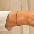 Elegantes 18K vergoldetes Schlangenkette-Armband aus Edelstahl am weiblichen Handgelenk - 4mm Weiche Schlangenkette Armband