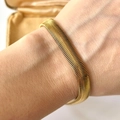 Detaillierte Ansicht des flexiblen, vergoldeten Edelstahl-Schlangenarmbands am Handgelenk - 8mm Weiches Schlangenarmband