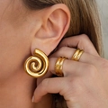 Detailansicht der polierten 18k Gold Seestern Halskette mit spiralförmigem Metalldesign - Gewinde Kreis Ohrstecker Stil