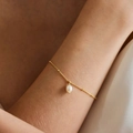 Minimalistisches Armband aus 18K vergoldetem Edelstahl mit einem weißen Perlenanhänger - Perlenarmband