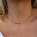 Detail einer 18K Gold-Edelstahl-Herzgliederkette am Schlüsselbein einer Frau getragen - Herz-Link Choker Stil (JZ-N249271G2)