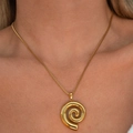 Detailaufnahme der 18k vergoldeten Spiral-Halskette an einem weiblichen Model - Gewinde Kreis Anhänger Stil