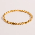 Nahaufnahme des polierten 18K vergoldeten elastischen Perlenarmbands mit runden Metallperlen - 4mm / Gold