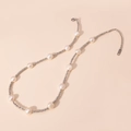 Detail einer Süßwasserperlenkette mit Silberperlen und K18 Karabinerverschluss - Silber