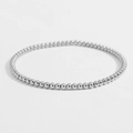 Nahaufnahme eines silbernen Perlenarmbandes mit hochglänzender Metalloberfläche - 3mm / Silber