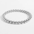 Makroaufnahme eines polierten Perlenarmbands aus silbernem Edelstahl mit Spiegelreflexion - 6mm / Silber