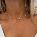 Minimalistische 18K Gold Edelstahlkette mit fünf weißen Süßwasserperlen besetzt - Fünf Gruppen Süßwasserperlen Stil (JZ-N249271G3)