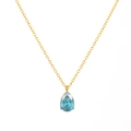 Dettaglio della collana in acciaio placcato oro 18k con ciondolo in zircone blu a goccia - Dicembre
